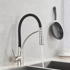Mitigeur Robinet de cuisine chromé avec flexible noir installé sur évier inox en fonctionnement
