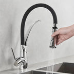 Douchette extractible du robinet cuisine avec jet pluie activé au-dessus d’un évier