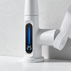 Détail écran LED mitigeur robinet blanc avec affichage digital température 25°C